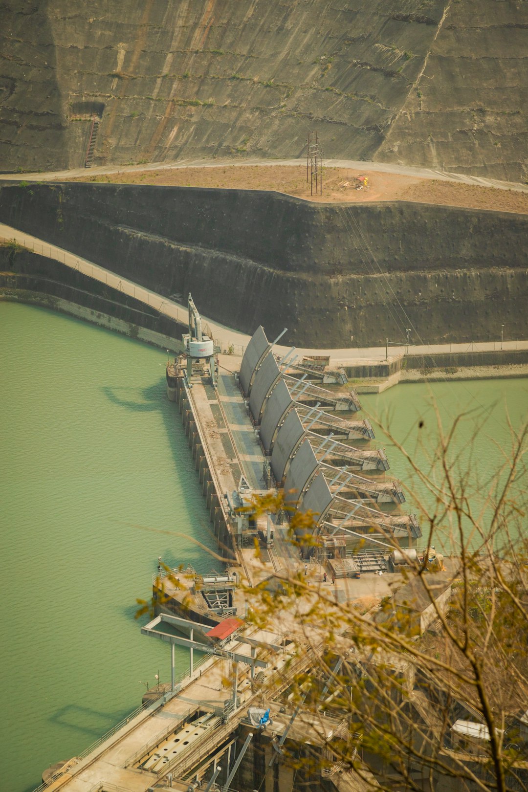 large-dam-structure-with-water-gates-and-reservoir-v2hqwmpytsg